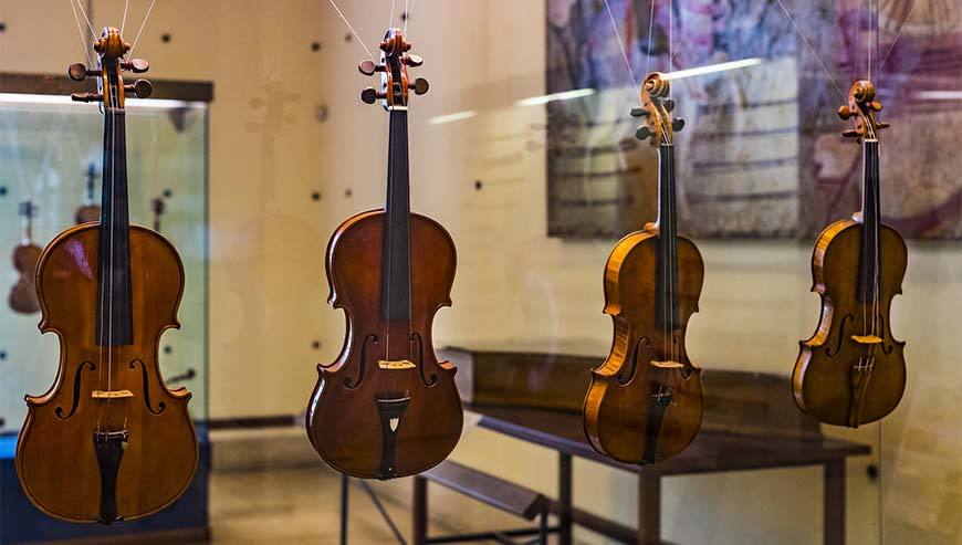 談?wù)勌崆偈詹氐哪切┦聝? width=