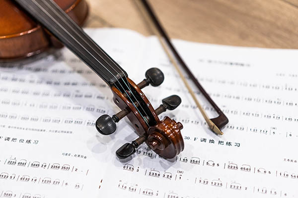 小提琴的指法與音色有什么關系
